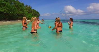 <strong>女士</strong>们<strong>比基尼</strong>玩海滩扔球游戏清晰的浅水著名的假期岛泰国